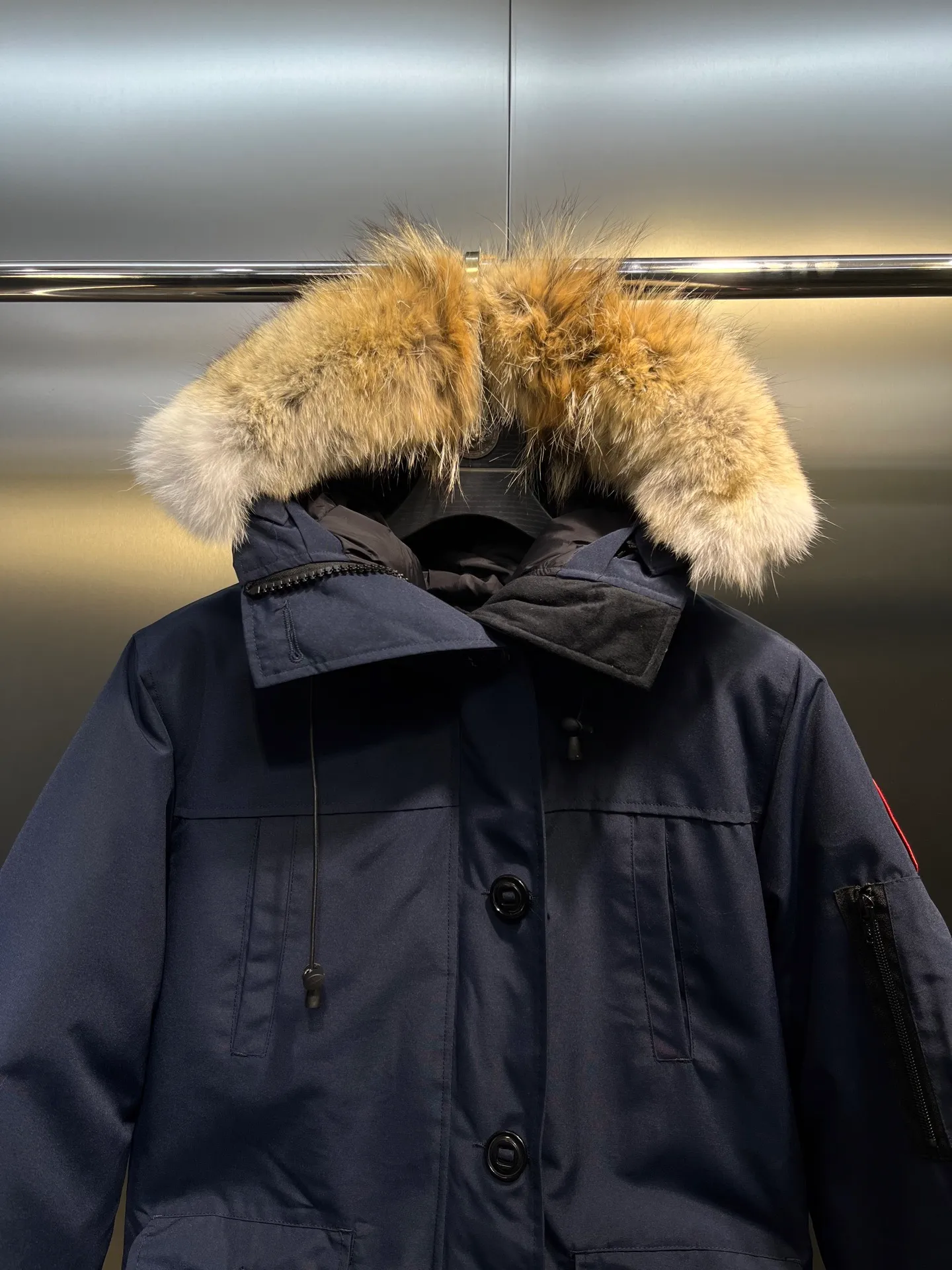 P840 Canada Goose Canada Goose #Expedition03 Parker, a treasure of Canadian origin! Limited supply worldwide! Canada Goose Model 03 is a top-notch couple model. The polar cold-proof outdoor series fur collar detachable hooded parka down jacket is the first Goose in 2024. I hope my friends will like it. Peak quality. I hope everyone can identify it together! The most popular cool items of the Big Goose family in 2024 are online. The same popular product of Yi Yang Qianxi is said to be a joint limited edition Big Goose that cannot be bought in autumn and winter. If you dislike the sameness of the Big Goose in the past, then this model will definitely give you a different experience! This year's most powerful couple's collection for autumn and winter is online, a top-notch luxurious ready-to-wear style, paired with an outdoor warm down jacket with great style and charm! The most standard and classic items of the Daye family in the past two years are equipped with unique reflective stripes for embellishment, which further shows the high-end fashion performance effect. With the embellishment of hardware buckles, it has excellent performance effect. The upper body is clean, simple and elegant, even for urban leisure. It is suitable for various occasions. Designed with large pockets, this model has a large capacity and is equipped with reflective stripes, making it safer at night. It is suitable for various adventure activities. It is made of windproof and waterproof technical materials. The interior is filled with full white duck down, which is absolutely cold-proof and warm. It also has a stand-up collar design and fine fluff at the collar, with meticulous attention to detail! The charm of this model is also more spiritual, and the upper body has more temperament and specifications. It perfectly shows the ultra-high standard of fashionable performance of this model, integrating outdoor and life, and you can even create high-street wear! The most pinnacle limited-edition goose that we have presented so far, both in terms of design and detailed materials, it is completely outstanding. The grand and evergreen version design is matched with cool reflective elements. The overall appearance can be said to be quite high, and it has that kind of powerful outdoor performance! It combines high-end casual attributes with high-street style. It is high-grade, domineering, warm, and beautiful. The visibility of the upper body is quite strong, and the configuration of the owl element is highly brand-recognizable. It fully complements the overall brand performance and visual effects, and also has the high-end sense of fashion and fashionable performance. It is a must-buy product because it is the most awesome down brand on the planet and one of Canada's three national treasure brands. It is also a sentimental down luxury brand. In the field of polar cold-proof clothing, Goose has made an irreplaceable contribution... Size: xs s m l xl